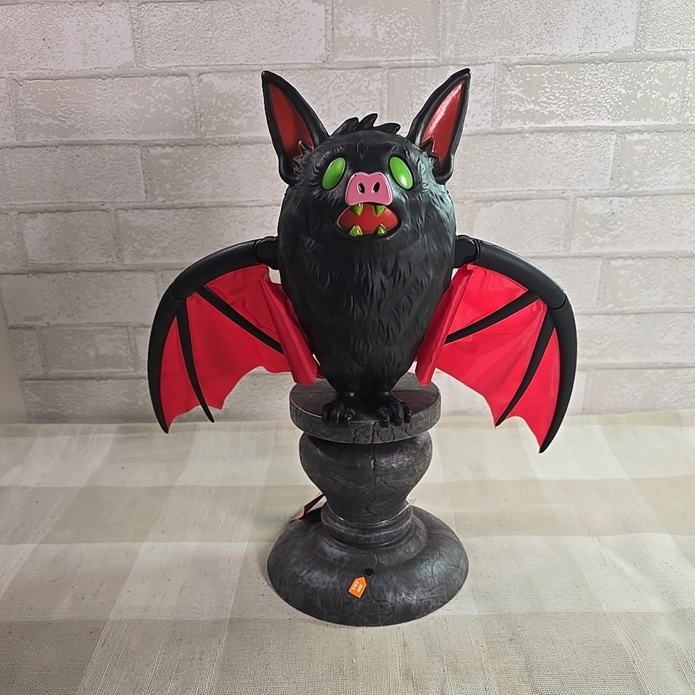 NWT HYDE and EEK LED LIGHT SOUND MOTION 16’’ BAT on Pedestal Halloween Figurine - Picture 5 of 6